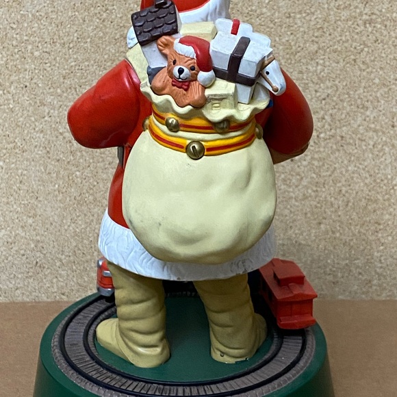 Coca Cola Santa Claus Mechanical Ertl Bank 1st in the Series Moving Train. - Picture 8 of 11